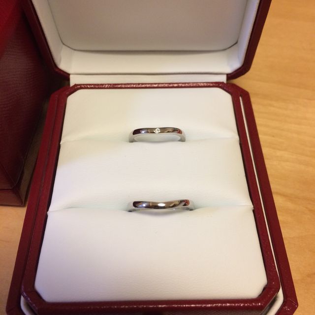 【カルティエ(Cartier)の口コミ】 婚約指輪がこちらのブランドだったので、ブランドは決めていました。
シン…