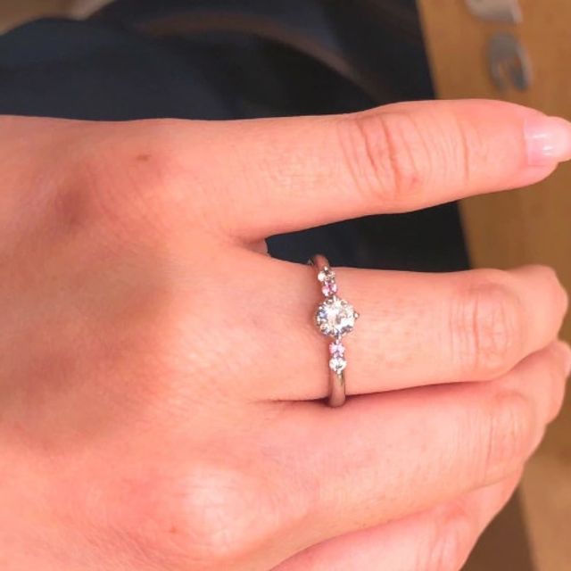 【Mariage ent(マリアージュエント)の口コミ】 メレダイヤの配置が可愛らしい印象を受けるデザインで、センターのダイヤ…