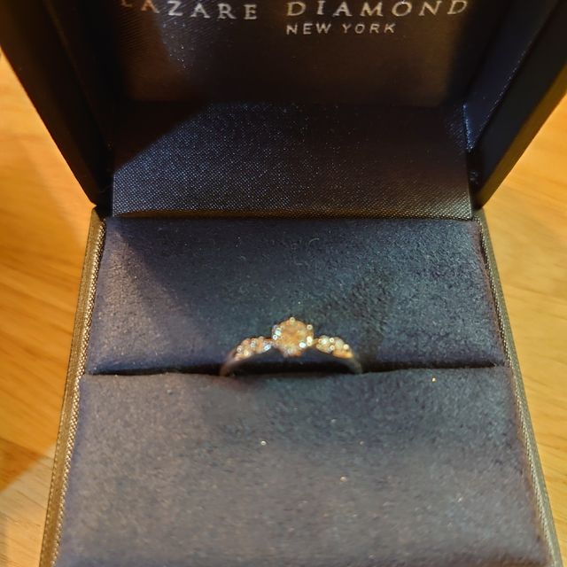 【ラザール ダイヤモンド(LAZARE DIAMOND)の口コミ】 世界三大カッターズブランドと言うことで、石の輝きがとても綺麗でした。…