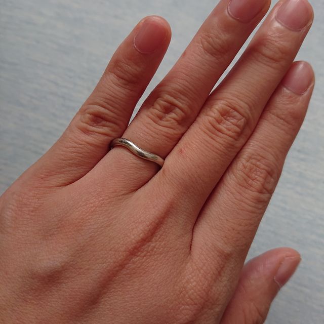 【ティファニー(Tiffany & Co.)の口コミ】 婚約指輪との相性がいい結婚指輪にしました。この写真の指輪のカーブの所…