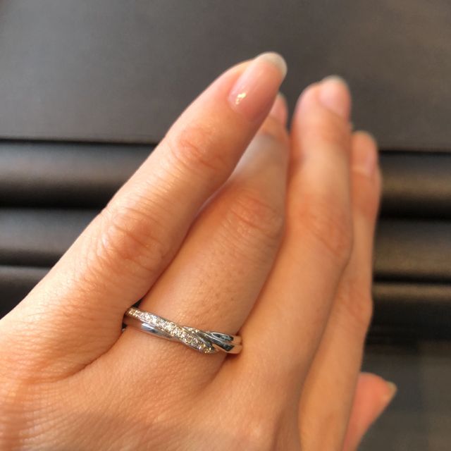 【エクセルコダイヤモンド(EXELCO DIAMOND)の口コミ】 私はダイアモンドが3つ以上ついていて、シンプルだけど他の人と被らないデ…