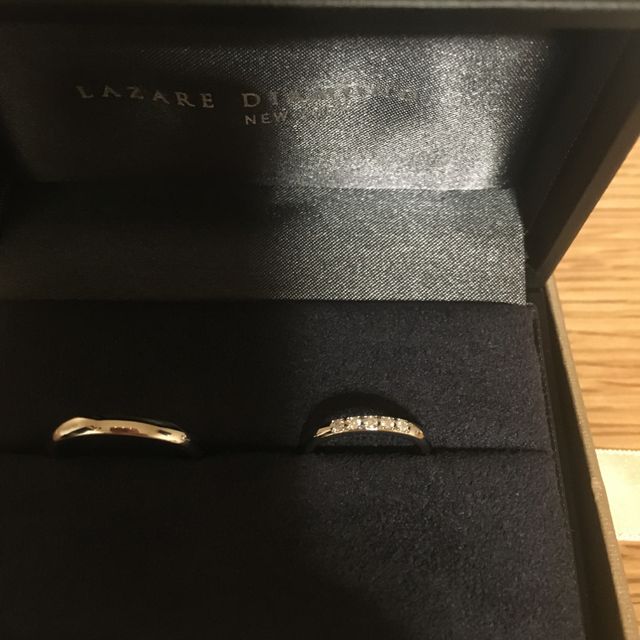 【ラザール ダイヤモンド(LAZARE DIAMOND)の口コミ】 色々な形を試着しましたが、シンプルなものがいいと言う彼の意見と、キラ…