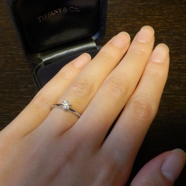 【ティファニー(Tiffany & Co.)の口コミ】 デザインは一粒ダイヤで、まさに「王道」という形を選びました。
派手すぎ…