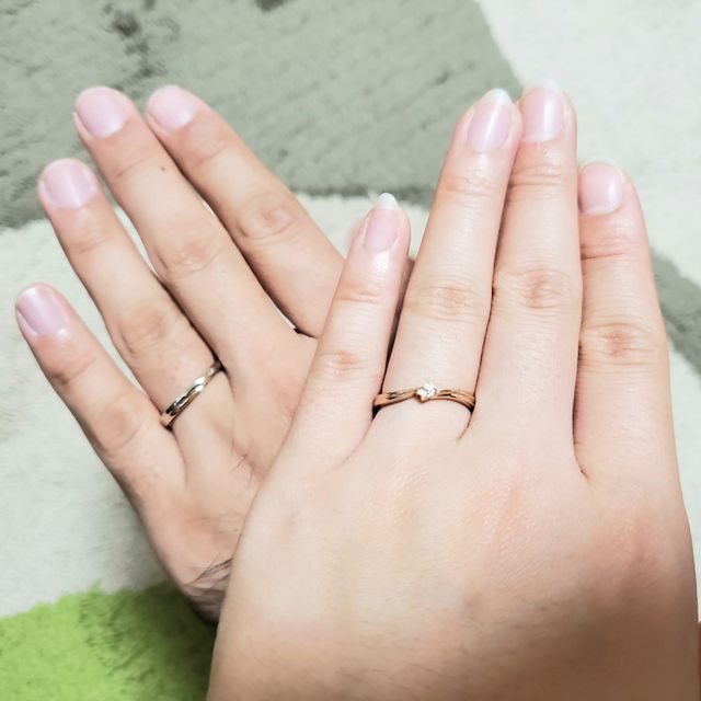 【アイプリモ(I-PRIMO)の口コミ】 周りとかぶらないデザイン！
婚約指輪のようにも見える目立つダイヤモンド…