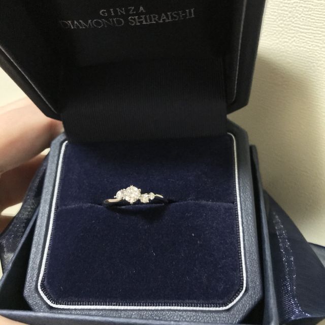 【銀座ダイヤモンドシライシの口コミ】 指は節が目立たず先に向かっていくにつれて細くなるタイプです。
形はなん…