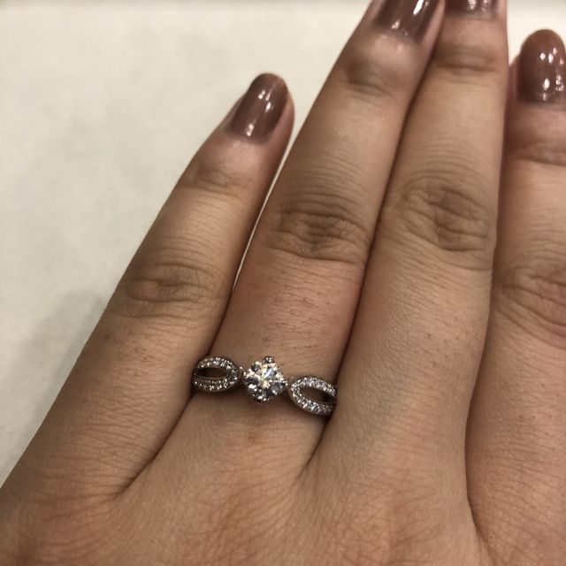 【ブシュロン(BOUCHERON)の口コミ】 パリの橋がもとのデザインとのこと。人と被らない、ダイヤのつなぎ目にく…