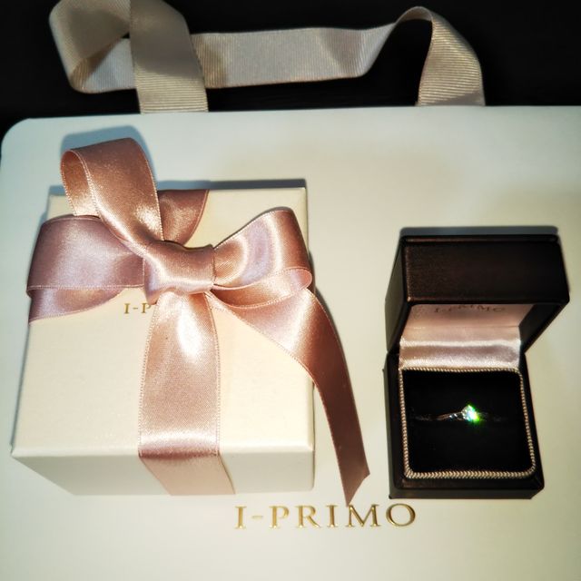 【アイプリモ(I-PRIMO)の口コミ】 配偶者が何回もお店に足を運び、何時間も掛けて悩んで婚約指輪を購入して…