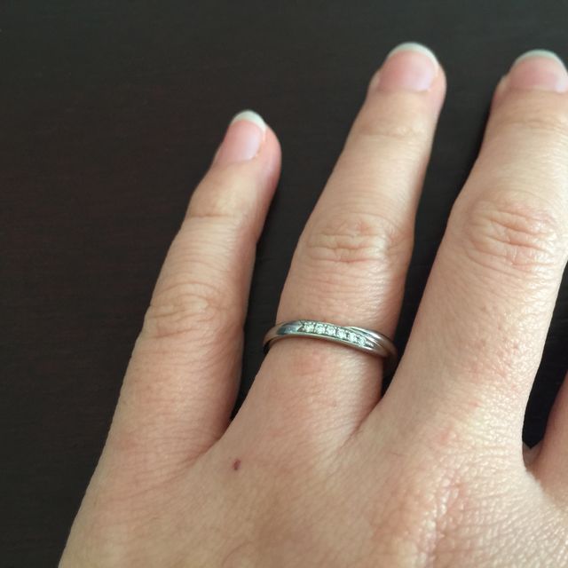 【4℃ BRIDAL(ヨンドシーブライダル)の口コミ】 シンプルなものを探していましたが、指にはめるとキラキラと綺麗でやはり…