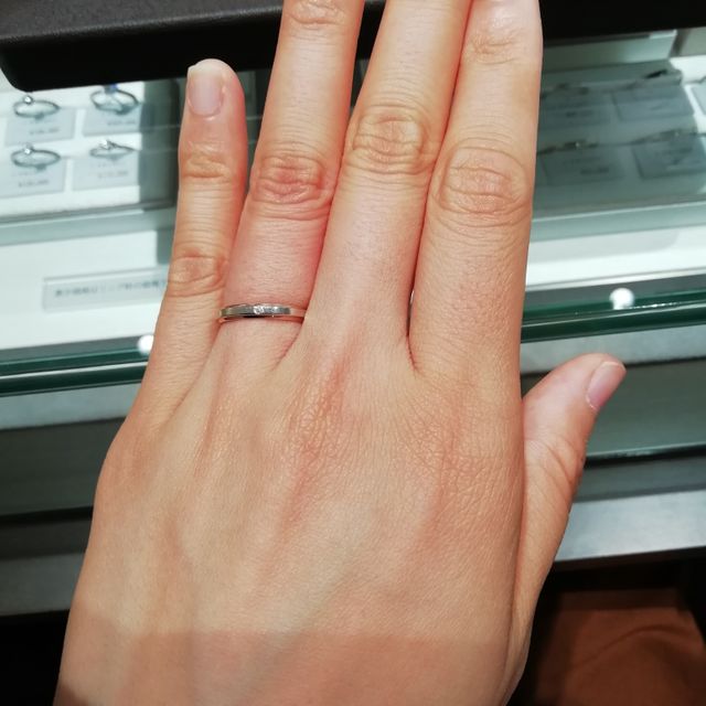 【アイプリモ(I-PRIMO)の口コミ】 シンプルなデザインの指輪が好みだったのですが、試着した指輪は少しデザ…