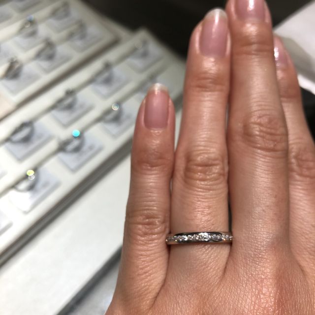 【アイプリモ(I-PRIMO)の口コミ】 ハーフエタニティのデザインの指輪は他のところでもたくさん見てきました…