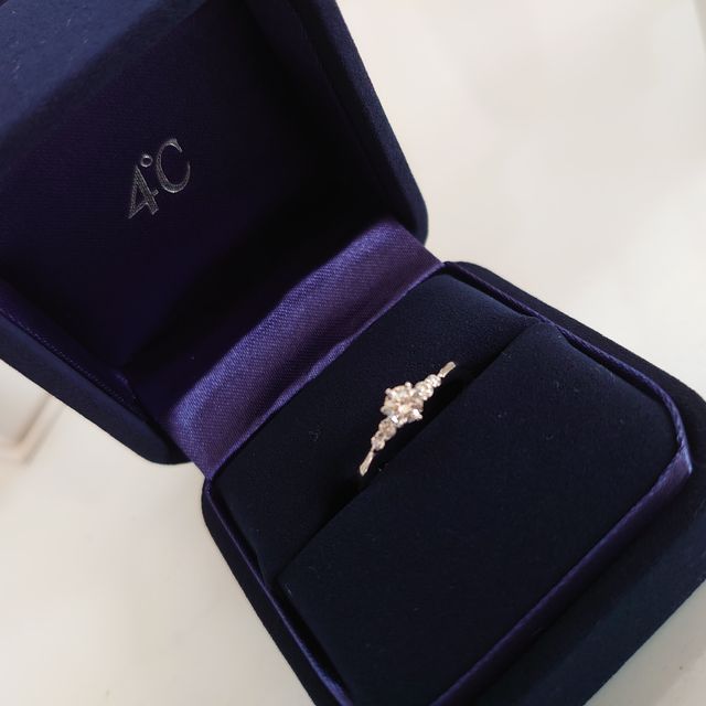 【4℃ BRIDAL(ヨンドシーブライダル)の口コミ】 デザインが一番気に入って購入。
価格もめちゃめちゃ高いわけでもなくそれ…