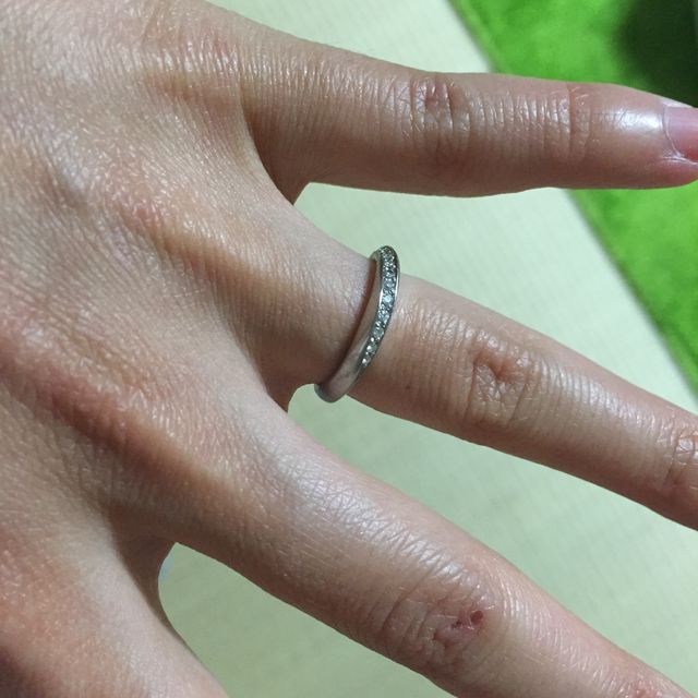 【4℃ BRIDAL(ヨンドシーブライダル)の口コミ】 指に馴染むのはストレートよりウェーブがある方だという店員さんからの話…