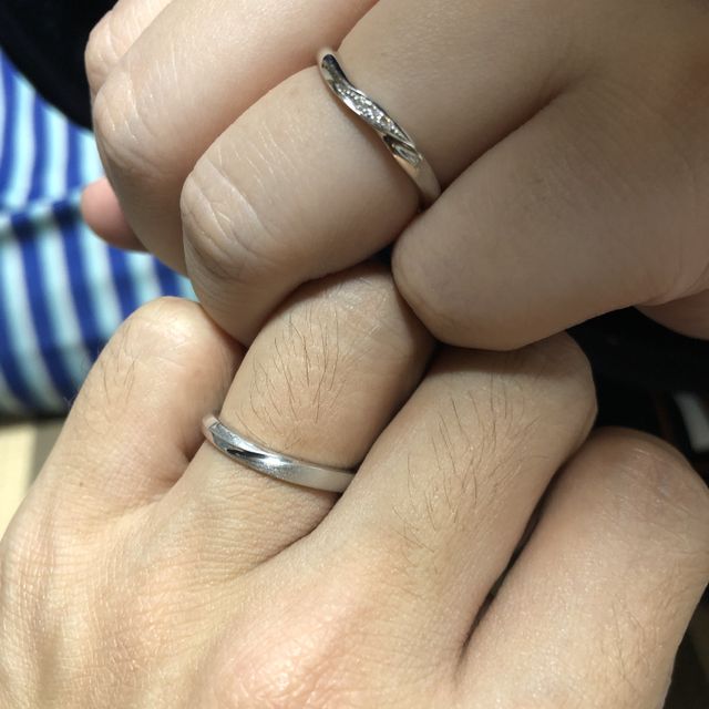 【銀座ダイヤモンドシライシの口コミ】 お店の方に見せていただき、見た目も着け心地も良く即決。

女性側は、自…