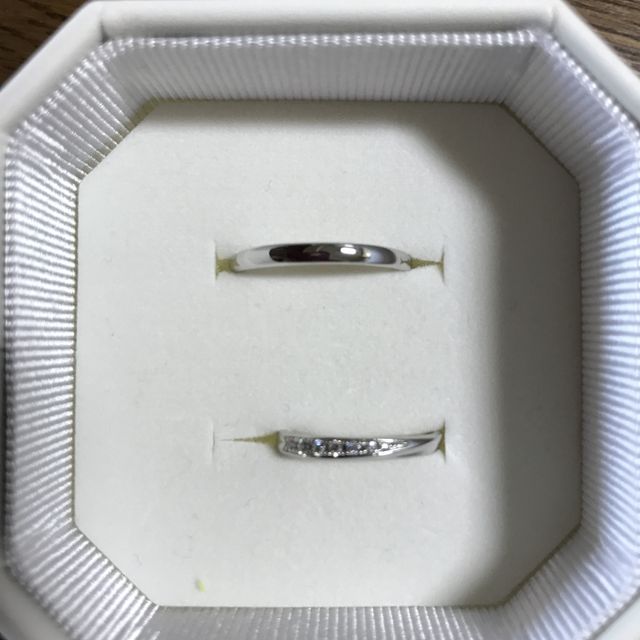 【4℃ BRIDAL(ヨンドシーブライダル)の口コミ】 シンプルなデザインのものを探していました。私は指輪の向きによって普段…