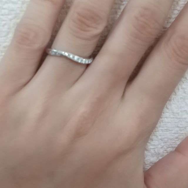 【ラザール ダイヤモンド(LAZARE DIAMOND)の口コミ】 通常のウェーブラインの指輪と違ってウェーブの内側にもダイヤがあしらわ…