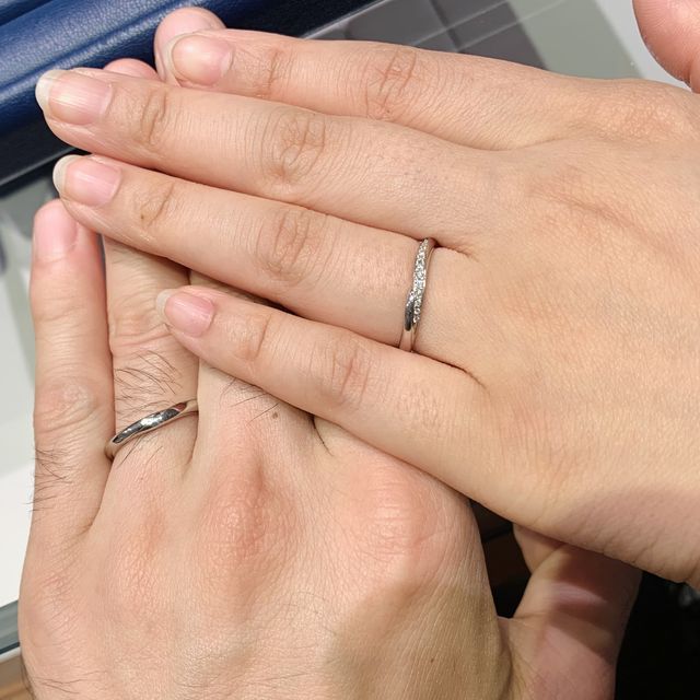 【銀座ダイヤモンドシライシの口コミ】 緩やかなウェーブデザインの指輪でつけ心地が良く、指が長く見えます。流…