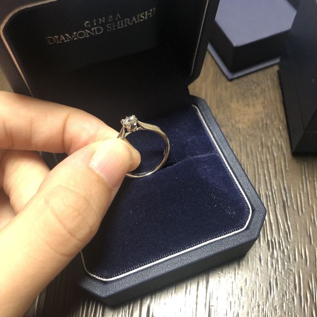 【銀座ダイヤモンドシライシの口コミ】 シンプルかつナチュラルなデザインを探していました。購入したものは花を…