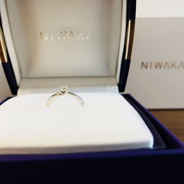 【俄(にわか)の口コミ】 綺麗なラインと、細めのリングです。結婚指輪と重ね付けしたい！という希…