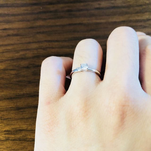 【俄(にわか)の口コミ】 綺麗なラインと、細めのリングです。結婚指輪と重ね付けしたい！という希…