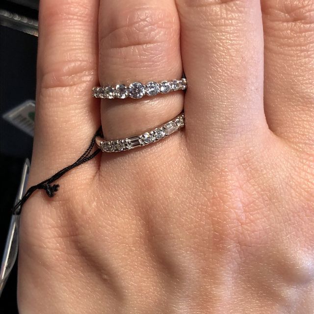 【エクセルコダイヤモンド(EXELCO DIAMOND)の口コミ】 丸いダイヤモンドと四角いダイヤモンドが並んでいて、光り方もそれぞれ違…