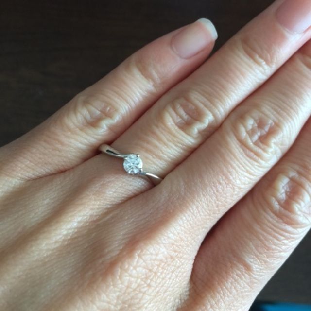 【4℃ BRIDAL(ヨンドシーブライダル)の口コミ】 プロポーズの時に頂いた指輪で旦那が一人で買いに行ったのですが、付き合…