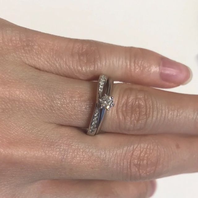 【BRILLIANCE+(ブリリアンスプラス)の口コミ】 セットリングでのつけ心地や全体的な印象で選んでいきました。婚約指輪は…