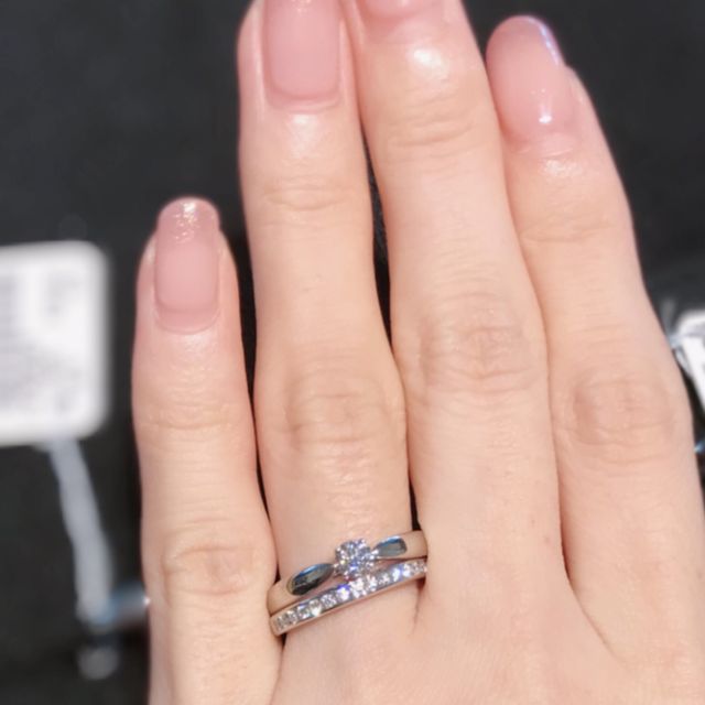 【ティファニー(Tiffany & Co.)の口コミ】 婚約指輪は中心にむけて細くなるデザインがとても素敵なハーモニーリング…