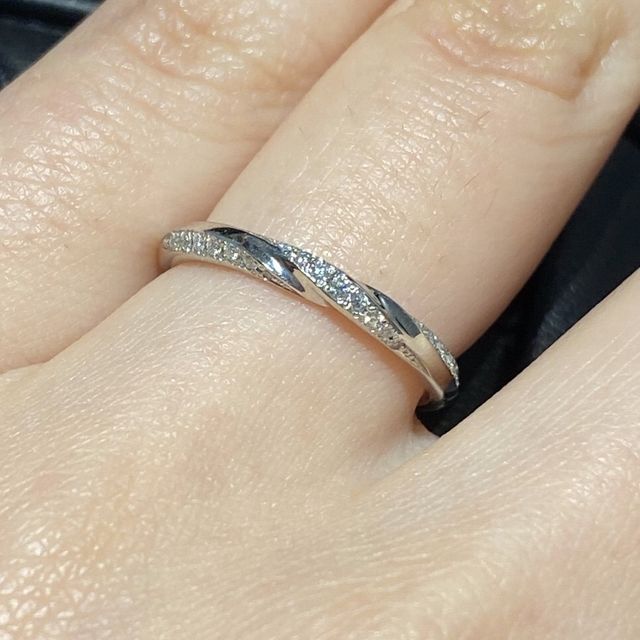【エクセルコダイヤモンド(EXELCO DIAMOND)の口コミ】 あまり人とは被らないデザインを探していました。この指輪は両側面にも中…