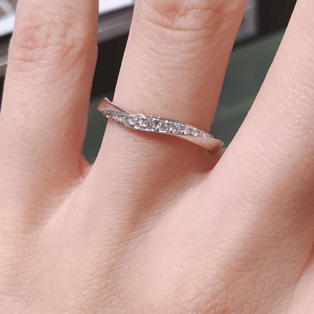 【アイプリモ(I-PRIMO)の口コミ】 指のラインが綺麗に見えるようにダイヤモンドの部分が小指側にゆるやかに…