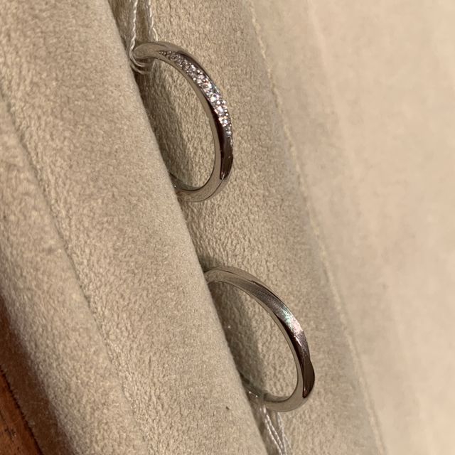 【TRECENTI(トレセンテ)の口コミ】 婚約指輪との重ね付けをした際にもダイヤモンドが見え、華やかに見えるシ…