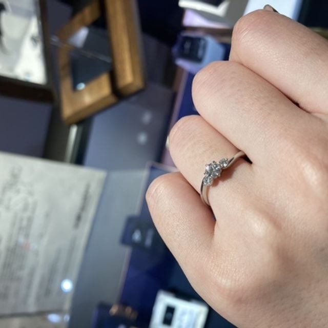 【ROYAL ASSCHER(ロイヤル・アッシャー)の口コミ】 光を受けて白く光るダイヤモンドがとても美しいです。通常は虹色に光るの…