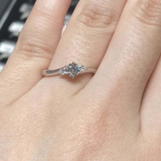 【銀座ダイヤモンドシライシの口コミ】 日本ブランドならではのデザインがたくさんありました。デザインが可愛く…