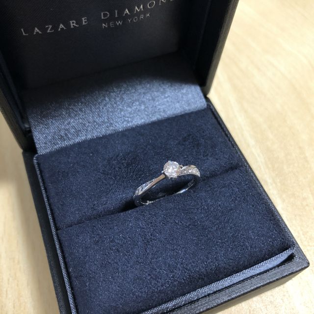 【ラザール ダイヤモンド(LAZARE DIAMOND)の口コミ】 パレスというデザインの物です。サイドにもダイヤが入っているので、どの…