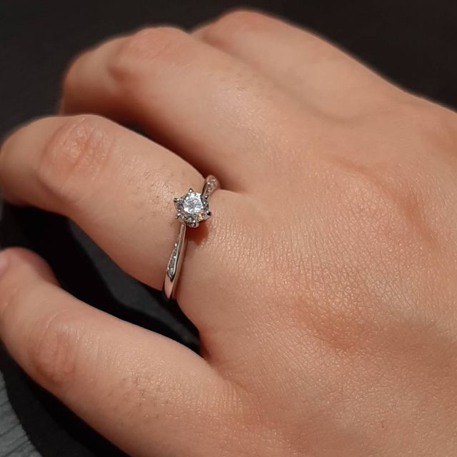 【HOSHI no SUNA 星の砂(ほしのすな)の口コミ】 ダイヤモンドが0.25カラットと大きく、存在感があります。プラチナの部分…