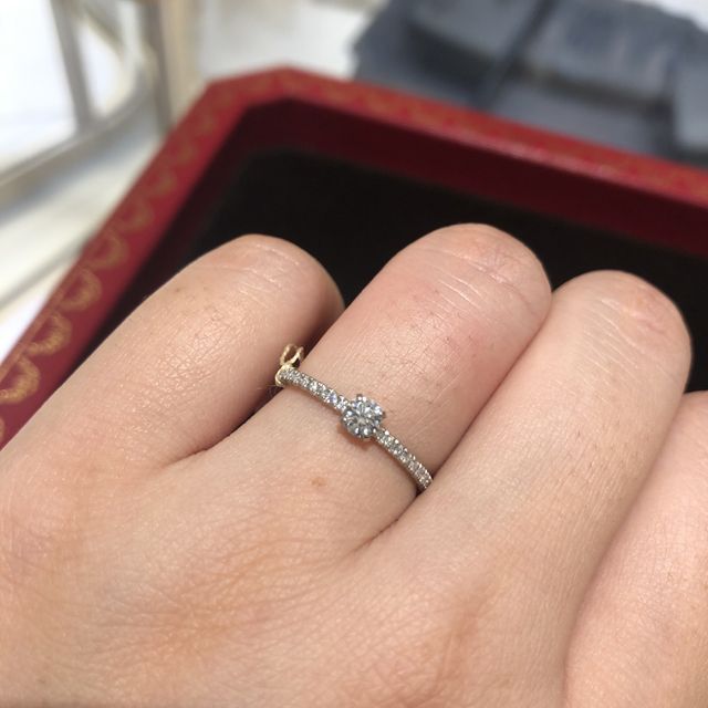 【カルティエ(Cartier)の口コミ】 婚約指輪っぽく無いデザインなので、場面を選ばずにつけれそう。重ね付け…