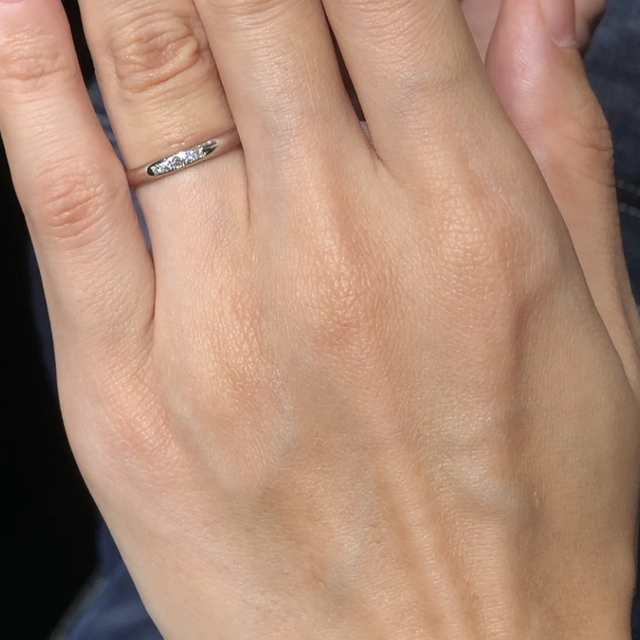 【ラザール ダイヤモンド(LAZARE DIAMOND)の口コミ】 婚約指輪も結婚指輪もシンプルなストレートの形で探していました。シンプ…