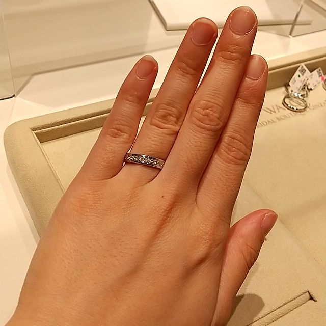 【和光ブライダルブティックギンザの口コミ】 ダイヤの質が大変良く、輝きがすごかったです。厚みがそこまでないため、…