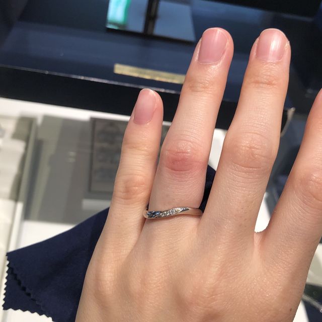 【銀座ダイヤモンドシライシの口コミ】 プラチナの指輪です。ラインが入っていたり、斜めにダイヤが入っている点…