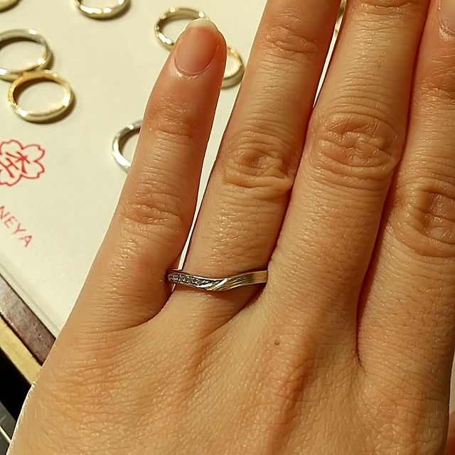 【杢目金屋(もくめがねや)の口コミ】 指輪の元素材から自身が好きな色味のものを選べるとのことでした。ダイヤ…