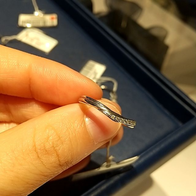 【銀座ダイヤモンドシライシの口コミ】 細身なのに、デザインが凝っているというのが珍しく、すごく素敵なリング…