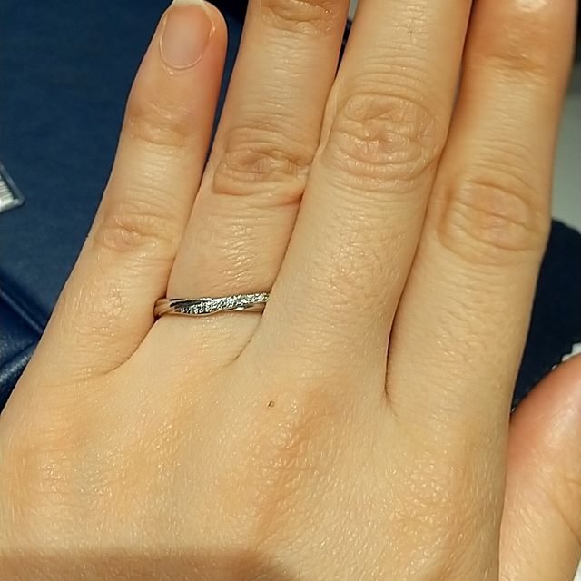 【銀座ダイヤモンドシライシの口コミ】 細身なのに、デザインが凝っているというのが珍しく、すごく素敵なリング…