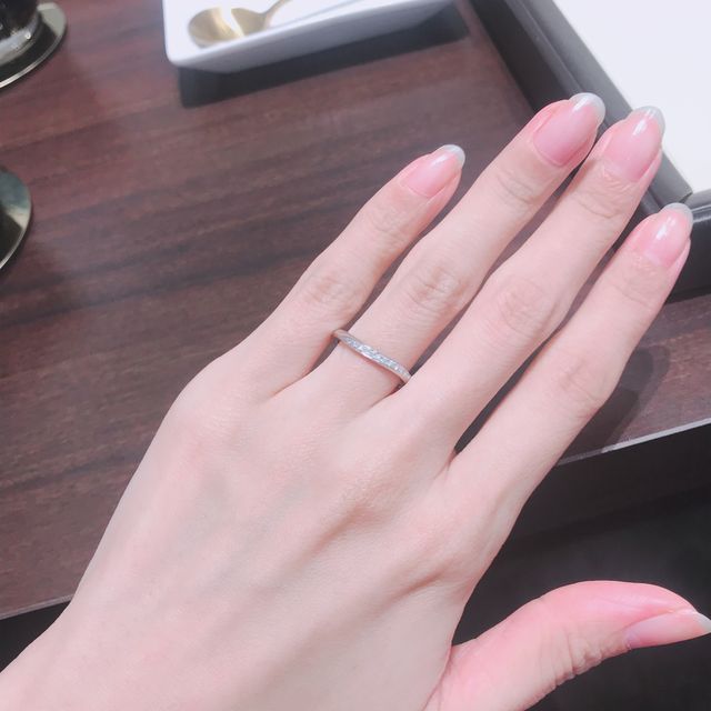 【アイアイイスズ ブライダルの口コミ】 ウェーブが入ったもののほうが指が細く綺麗にみえると教えていただき、探…