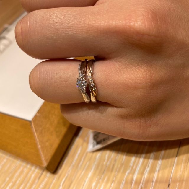 【STAR JEWELRY(スタージュエリー)の口コミ】 メレダイヤが両側にウェーブ状にあしらわれておりとても華やかですが、ど…