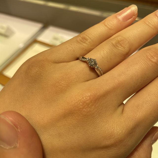 【STAR JEWELRY(スタージュエリー)の口コミ】 中央にダイヤ、その周囲のアームにメレダイヤが多数散りばめられています…