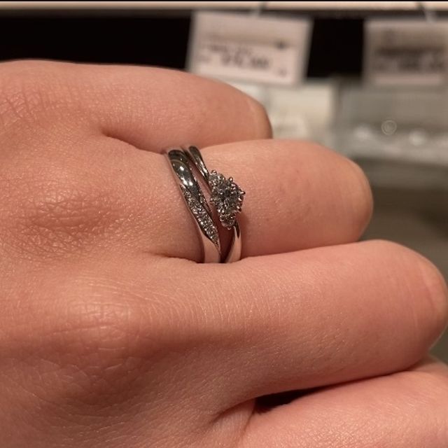 【CHARMY(チャーミー)の口コミ】 ウェーブのアームをしていて中央にダイヤがあります。他ブランドのプラチ…