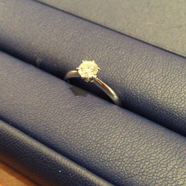 【銀座ダイヤモンドシライシの口コミ】 私の場合、婚約指輪は高級ブランド品よりも、品質が良くカラット数の大き…