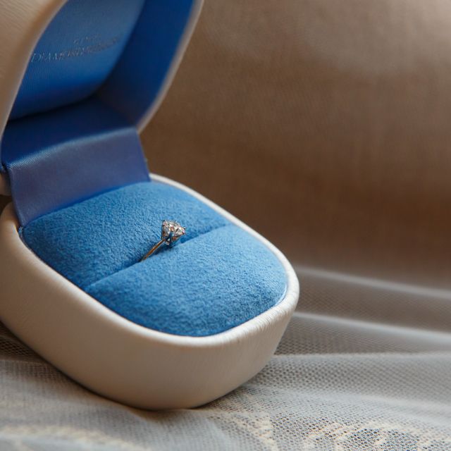 【銀座ダイヤモンドシライシの口コミ】 私の場合、婚約指輪は高級ブランド品よりも、品質が良くカラット数の大き…