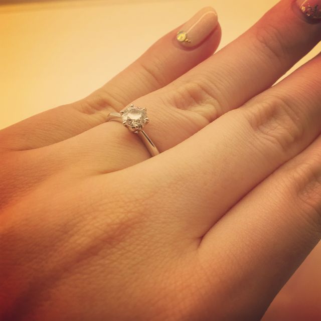 【銀座ダイヤモンドシライシの口コミ】 私の場合、婚約指輪は高級ブランド品よりも、品質が良くカラット数の大き…