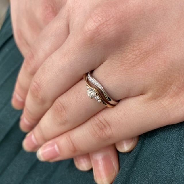 【Mariage ent(マリアージュエント)の口コミ】 ウェーブタイプで、中央のダイヤの左に２つの小さいダイヤ、右に一つの小…