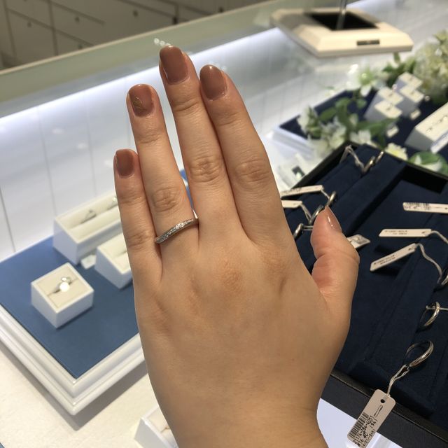 【4℃ BRIDAL(ヨンドシーブライダル)の口コミ】 シンプルなストレートではなく動きのあるカーブデザインを選ばせていただ…